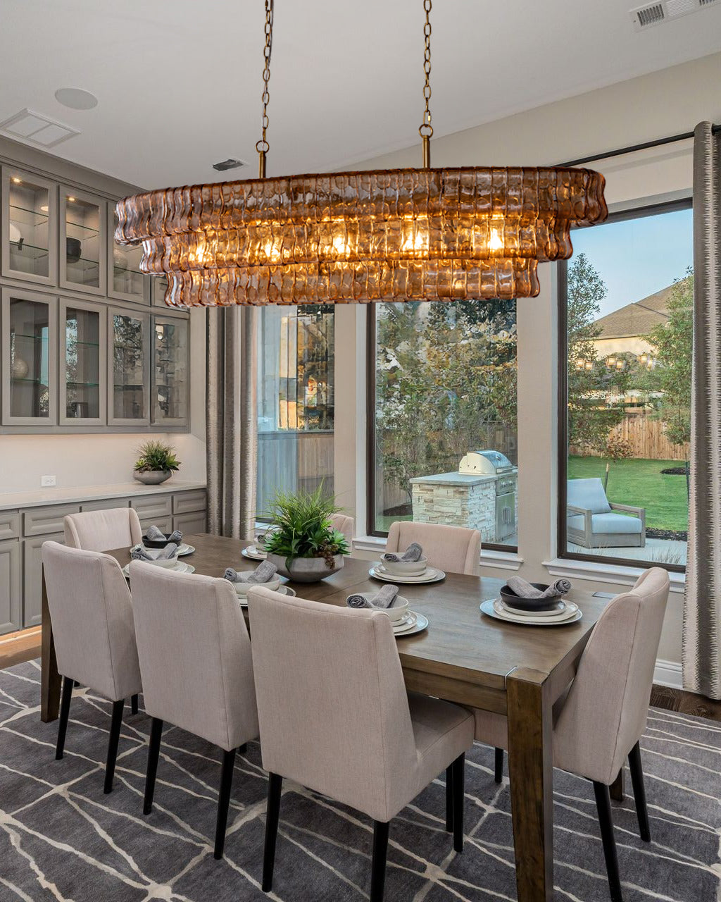 Modern chandelier above dining table in luxury dining room
Luxury chandelier lighting for dining room interior