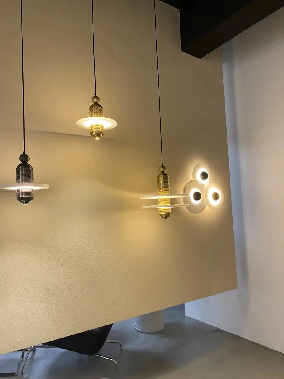 Alabaster Comet Pendant Lamp - D 40cm x H 45cm / ∅ 15.7″ x H 17.7″BlackWarm LightTrivellolab
